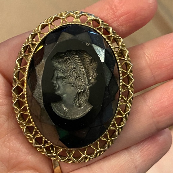 Jewelry - Black Cameo Brooch